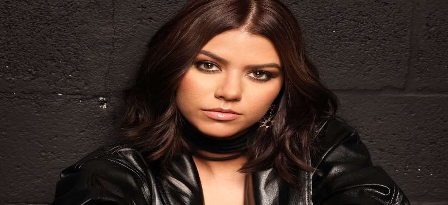 Cori Adrianza estrena “Sin sal”, un tema sobre la falta de química