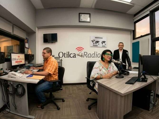 Danny Ricóveri, Carolina Franco y Samuel González Castrillo en la cabina de transmisión de Otilca Radio.