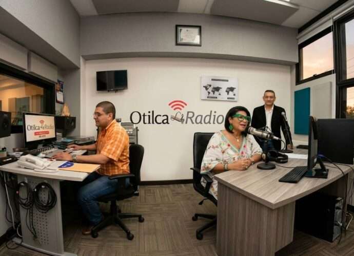 Danny Ricóveri, Carolina Franco y Samuel González Castrillo en la cabina de transmisión de Otilca Radio.