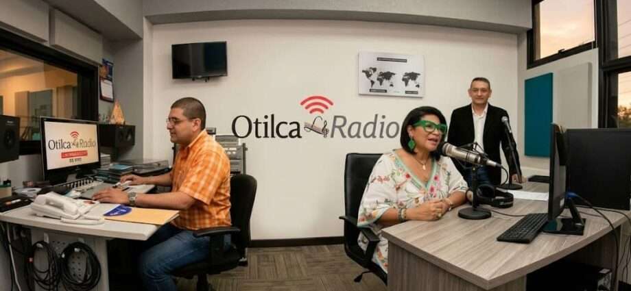 Danny Ricóveri, Carolina Franco y Samuel González Castrillo en la cabina de transmisión de Otilca Radio.