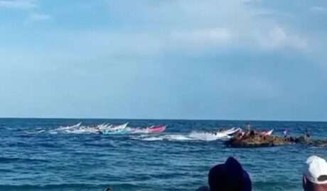 Primera Regata de Peñeros Artesanales llena de tradición y colorido las aguas de Playa Puerto Abajo