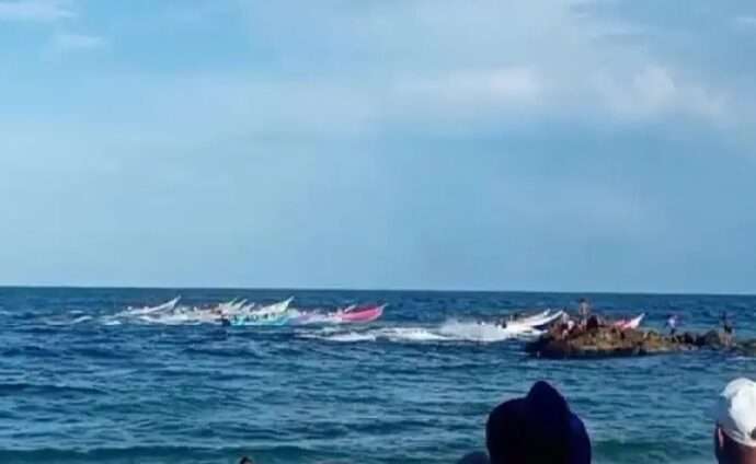 Primera Regata de Peñeros Artesanales llena de tradición y colorido las aguas de Playa Puerto Abajo