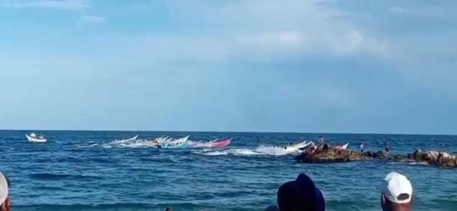 Primera Regata de Peñeros Artesanales llena de tradición y colorido las aguas de Playa Puerto Abajo