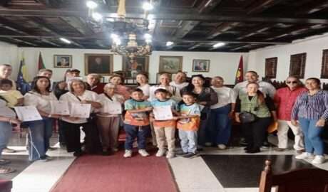Entregan certificados de Derecho de Autor a 35 artistas e intelectuales en Valera