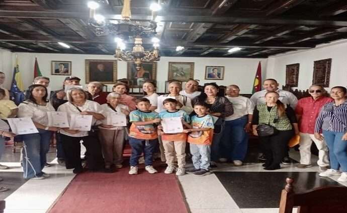 Entregan certificados de Derecho de Autor a 35 artistas e intelectuales en Valera