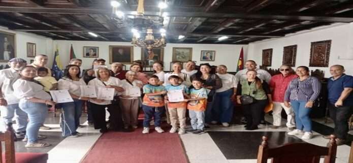Entregan certificados de Derecho de Autor a 35 artistas e intelectuales en Valera