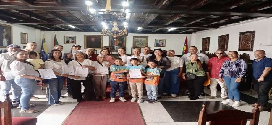 Entregan certificados de Derecho de Autor a 35 artistas e intelectuales en Valera