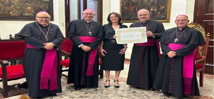 Venezolana Filomena Petrucci es condecorada con la Medalla Benemerenti del Vaticano