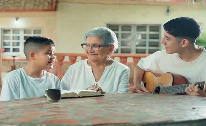 Zagalines del Padre Vílchez estrena el video de «El amor de los abuelos»